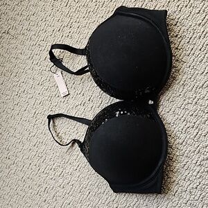 Victoria Secrets 34DD Black Push Up Pigeonnant Bra